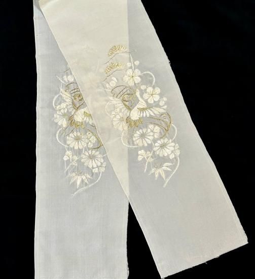 未使用美品 刺繍半衿付き上質正絹袷長襦袢 鶴松竹梅 上品淡い象牙色 御所車 几帳 未使用美品美しい刺繍半衿付き 上質正絹長襦袢 袷 鶴松竹梅 象牙