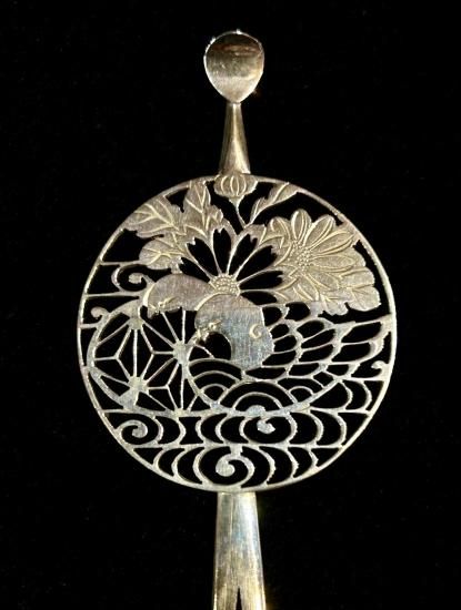 江月】アンティーク・本翡翠 菊花透かし彫刻のブローチ 4，27g