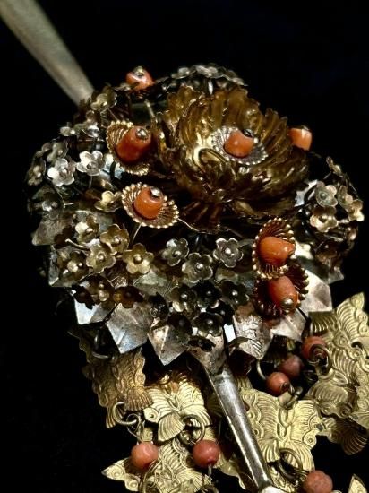 花に蝶文様アンティーク 純銀・鍍金 本珊瑚 金工 びらびら簪 花に蝶文様アンティーク 純銀・鍍金 本珊瑚 金工 びらびら簪