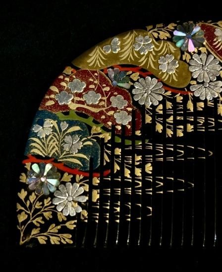 観世水に舟・四季の花・蝶図 木彫 金蒔絵 螺鈿細工 櫛笄セット 観世水に舟・四季の花・蝶図 木彫 金蒔絵 螺鈿細工 櫛笄セット