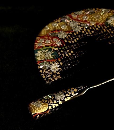 観世水に舟・四季の花・蝶図 木彫 金蒔絵 螺鈿細工 櫛笄セット