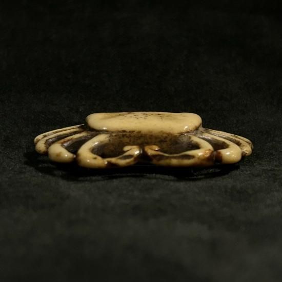 蟹図 アンティーク 鹿角 帯留」(台・純銀) - 正尚堂