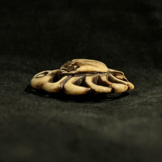 蟹図 アンティーク 鹿角 帯留」(台・純銀) - 正尚堂