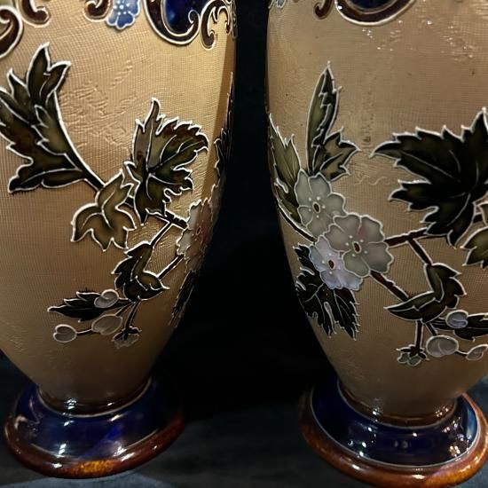 ロイヤルドルトン ランベス窯 一対の花紋花器 1886年〜1914年