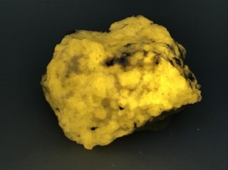 強蛍光 ウェルネライト　黄色蛍光　柱石　63g
