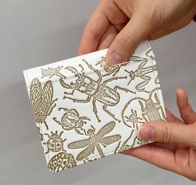 文庫革「日本の昆虫シリーズ」二つ折り財布（ミヤマアカネ