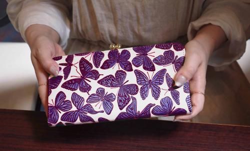完売しました>文庫革「蝶と蛾の夢」がま口長財布(ムラサキ 完売しました>文庫革「蝶と蛾の夢」がま口長財布(ムラサキ