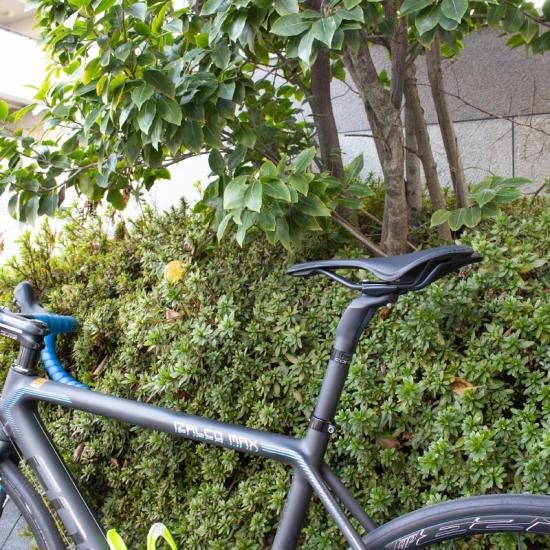 自転車サドル 超軽量サドル (GX-A215) 穴あきデザイン ロード 自転車サドル 超軽量サドル (GX-A215) 穴あきデザイン ロード