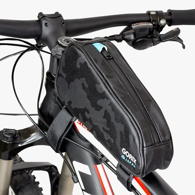 グレーの自転車バッグ ロールトップ 自転車用の鍵にもなるロールトップ式のサイクルバッグをMakuake