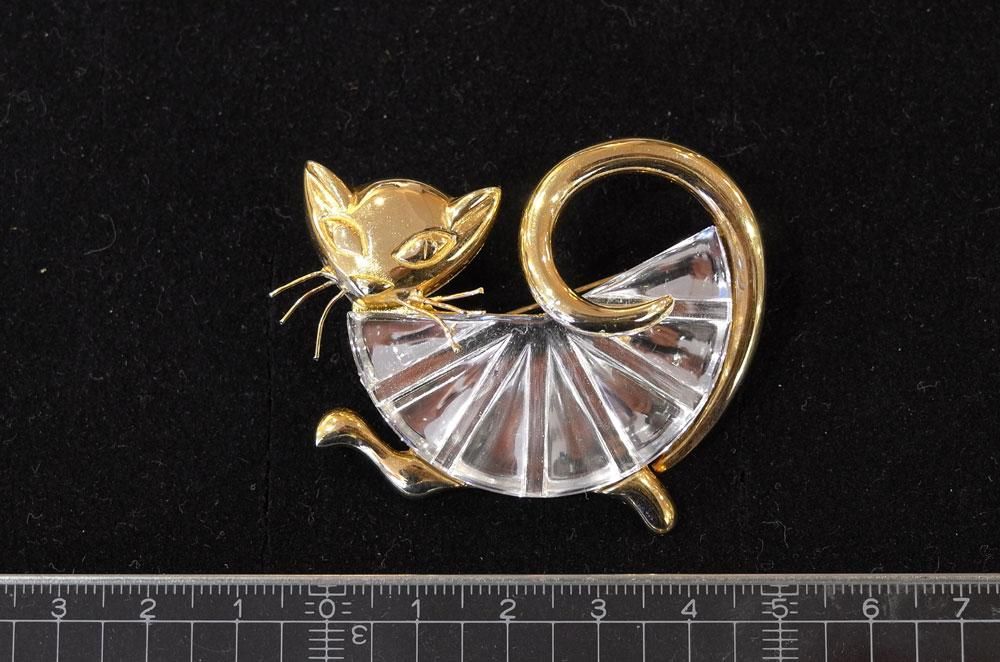 ヴィンテージブローチピンバッジ 猫ねこ エメラルドグリーン ゴールド アニマル③ ヴィンテージブローチピンバッジ 猫ねこ エメラルドグリーン