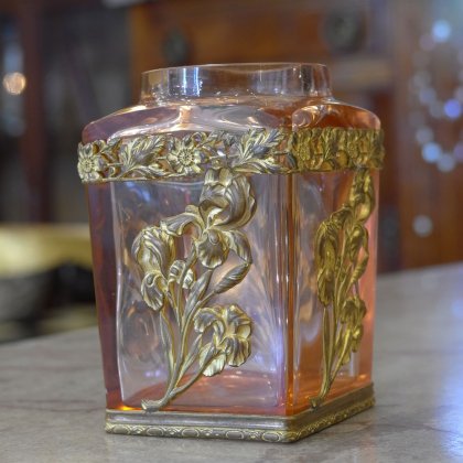 【フランスアールヌーボー置物】小花瓶 花文様 ジャーマンアイリス 真鍮装飾 珊瑚色クリスタル 　