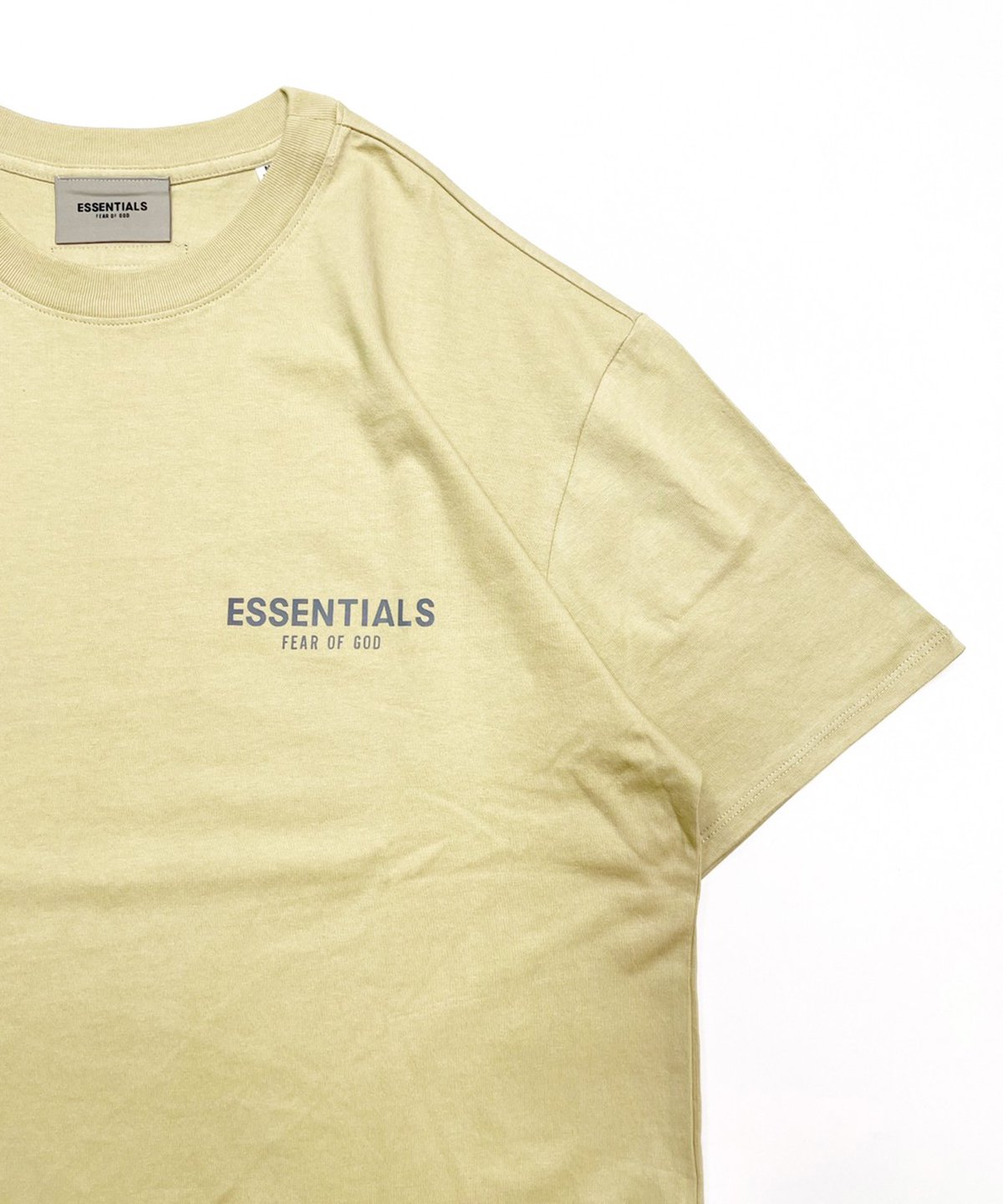 FOG ESSENTIALS リフレクターロゴ半袖Tシャツ - Fear of God Essentials Core Collection  T-shirt TAN