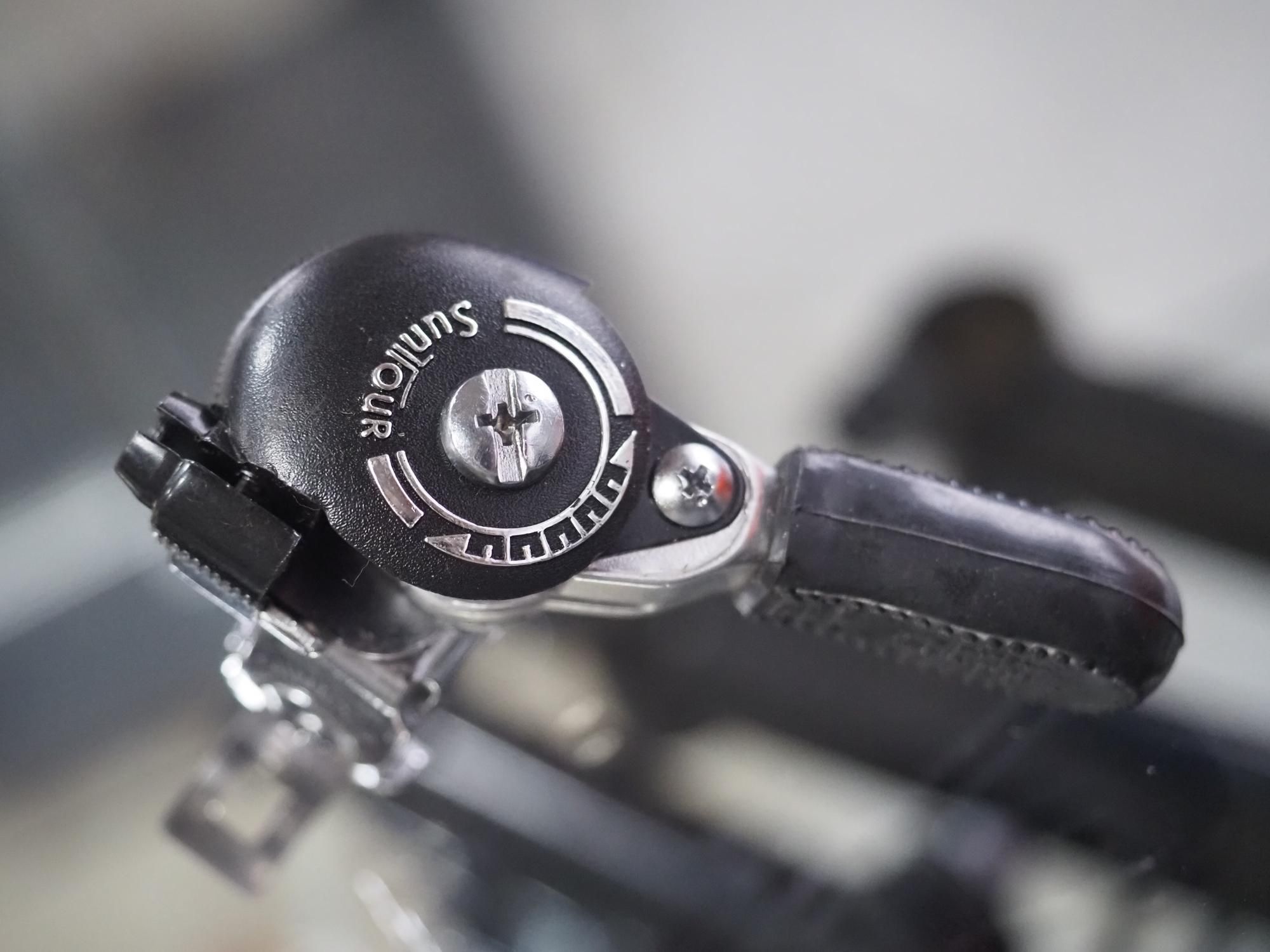 <img class='new_mark_img1' src='https://img.shop-pro.jp/img/new/icons55.gif' style='border:none;display:inline;margin:0px;padding:0px;width:auto;' />SUNTOUR MIGHTY SHIFTER