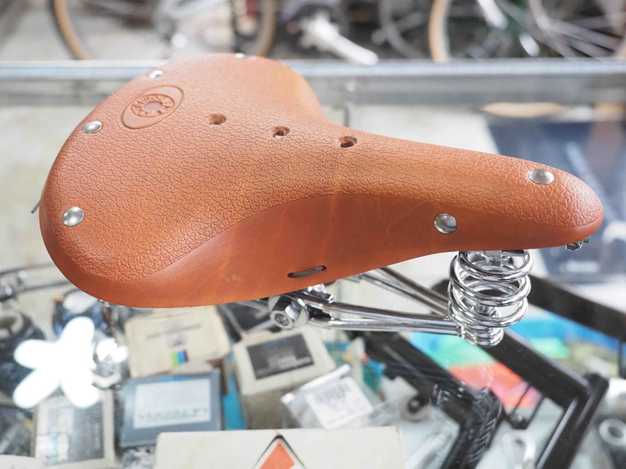 <img class='new_mark_img1' src='https://img.shop-pro.jp/img/new/icons55.gif' style='border:none;display:inline;margin:0px;padding:0px;width:auto;' />75 SADDLE (HONEY)