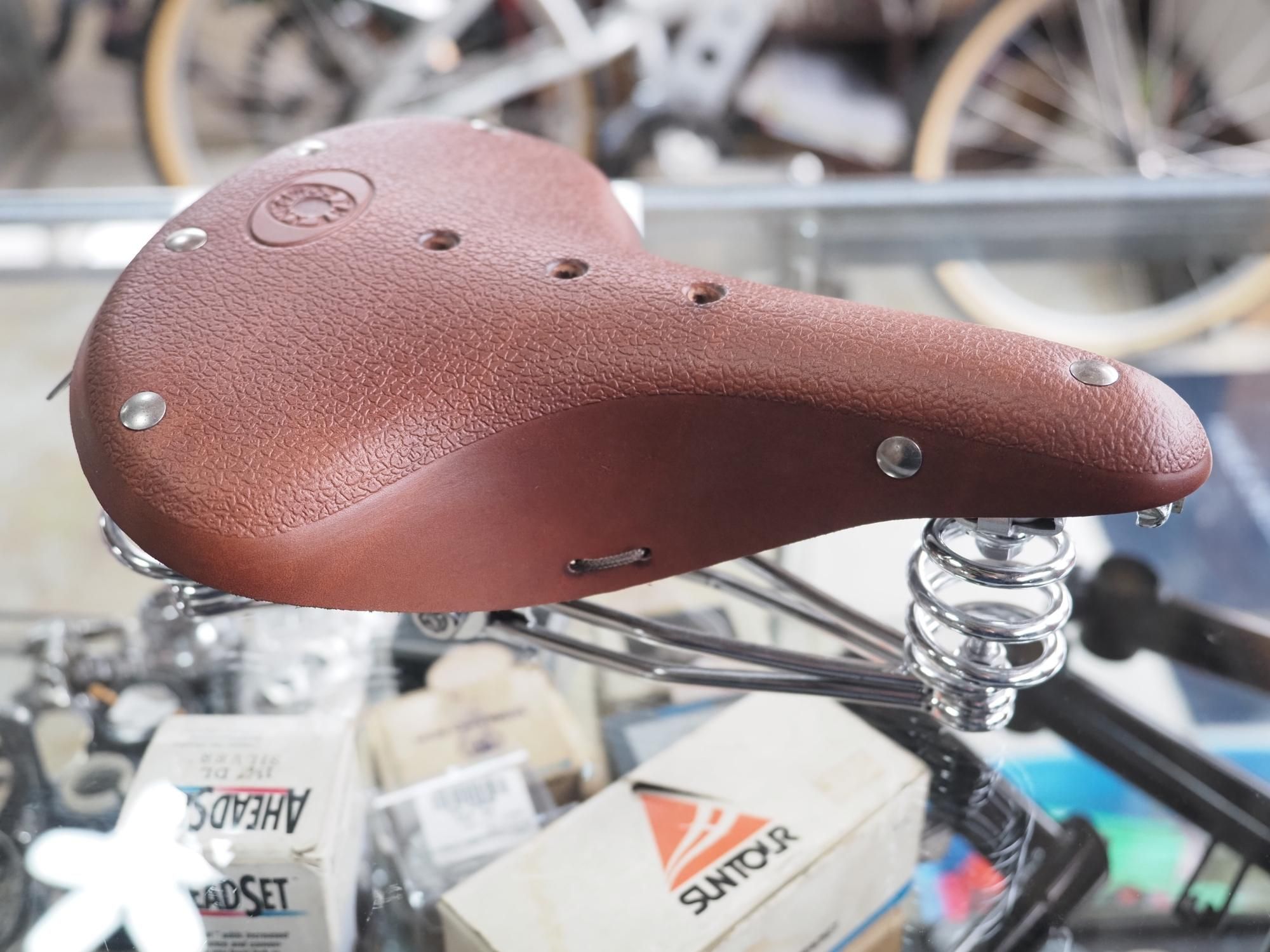 <img class='new_mark_img1' src='https://img.shop-pro.jp/img/new/icons55.gif' style='border:none;display:inline;margin:0px;padding:0px;width:auto;' />75 SADDLE (BROWN)