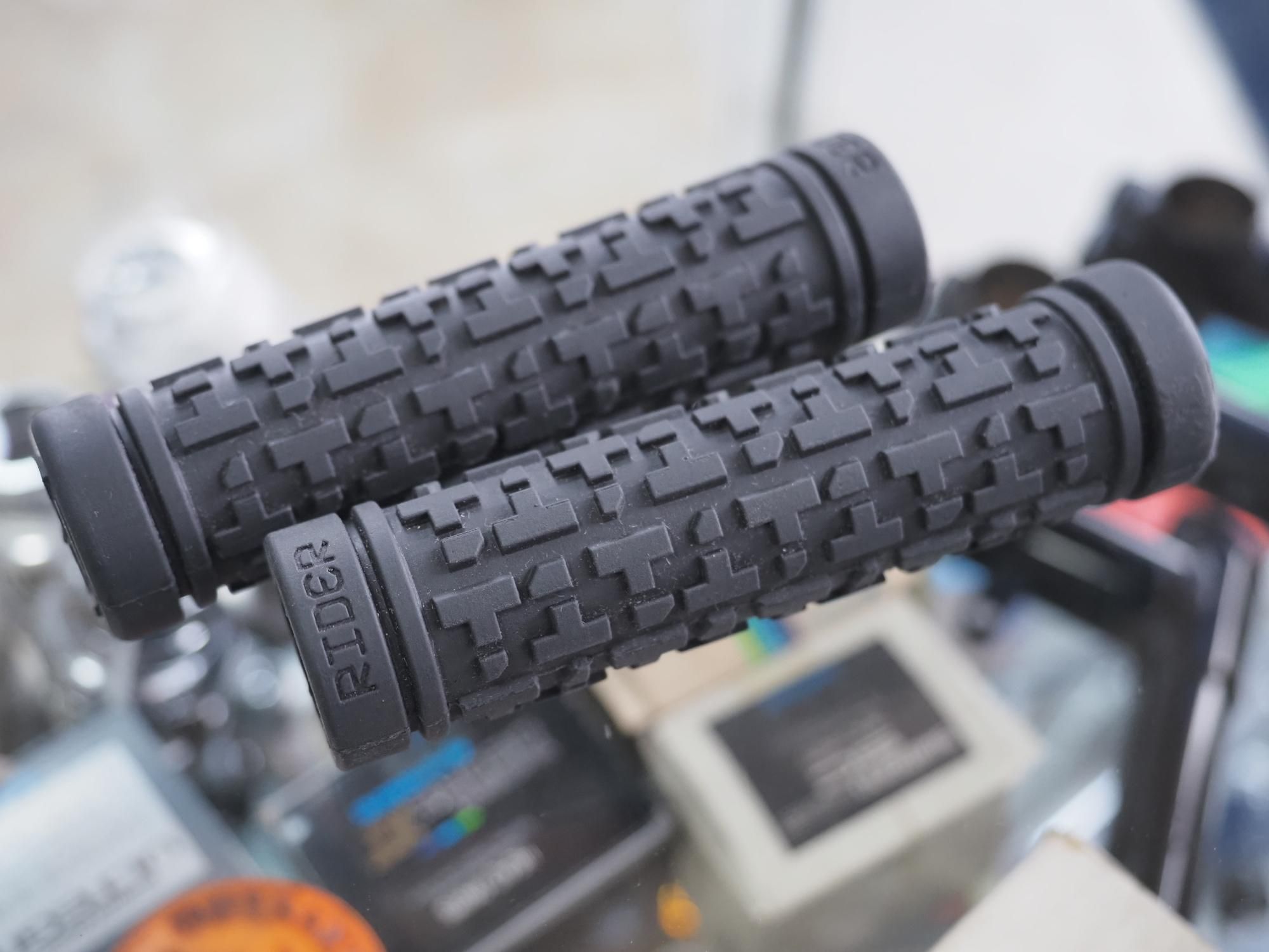 <img class='new_mark_img1' src='https://img.shop-pro.jp/img/new/icons14.gif' style='border:none;display:inline;margin:0px;padding:0px;width:auto;' />TERRA ONE RIDER T1 GRIPS