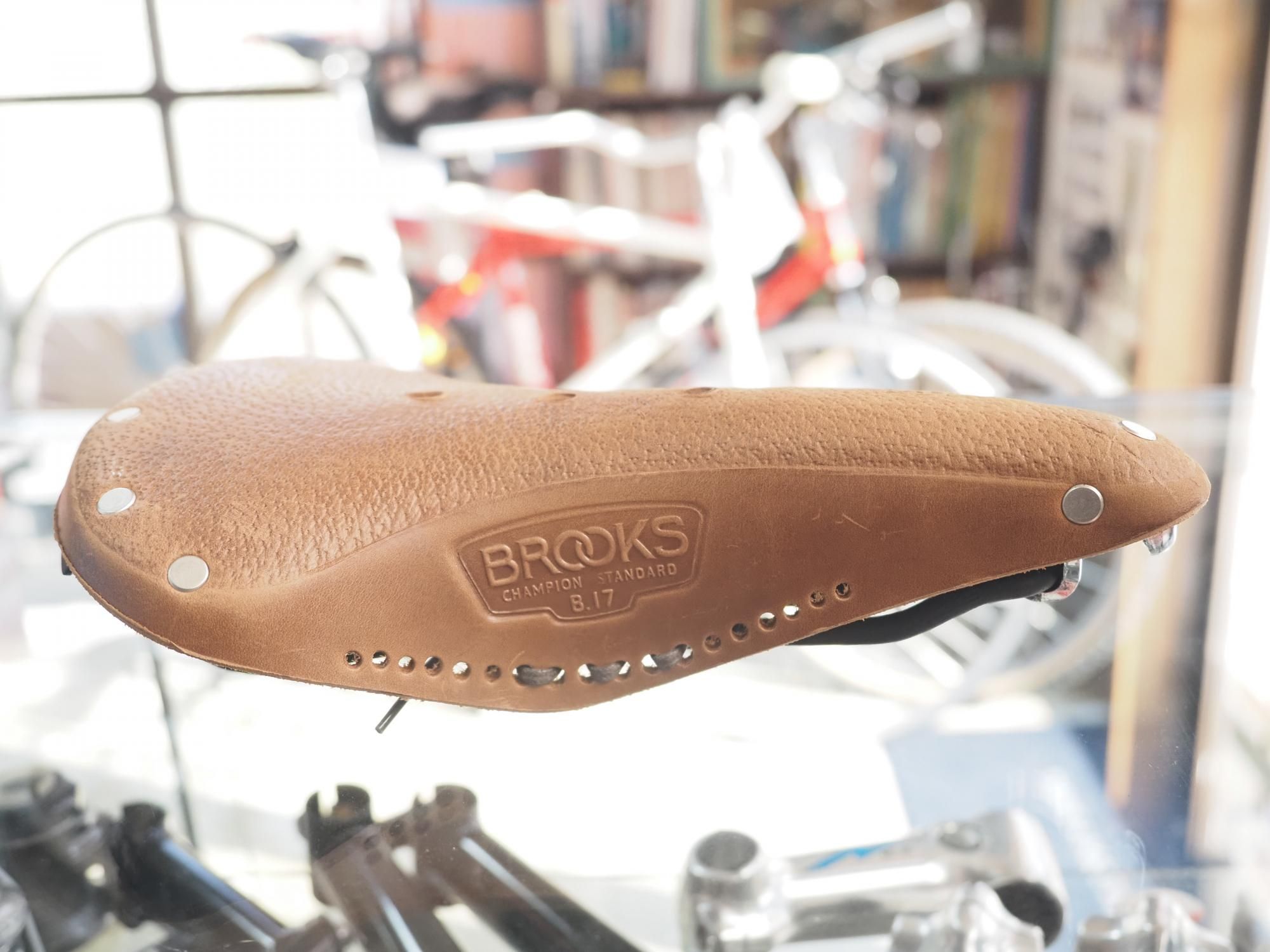 <img class='new_mark_img1' src='https://img.shop-pro.jp/img/new/icons14.gif' style='border:none;display:inline;margin:0px;padding:0px;width:auto;' />BROOKS B17 SOFTENED