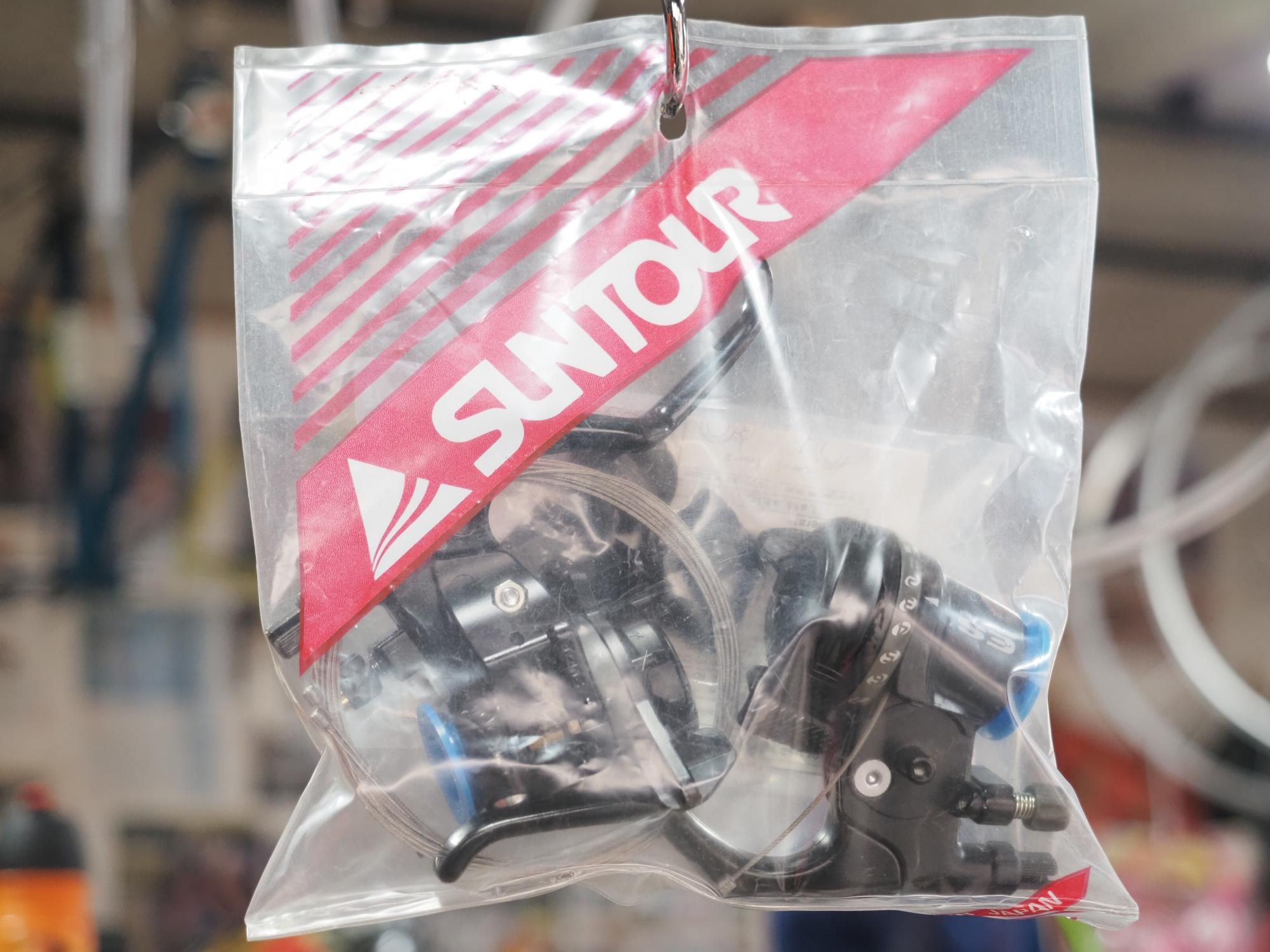 <img class='new_mark_img1' src='https://img.shop-pro.jp/img/new/icons14.gif' style='border:none;display:inline;margin:0px;padding:0px;width:auto;' />SUNTOUR ERGOTEC SHIFTER