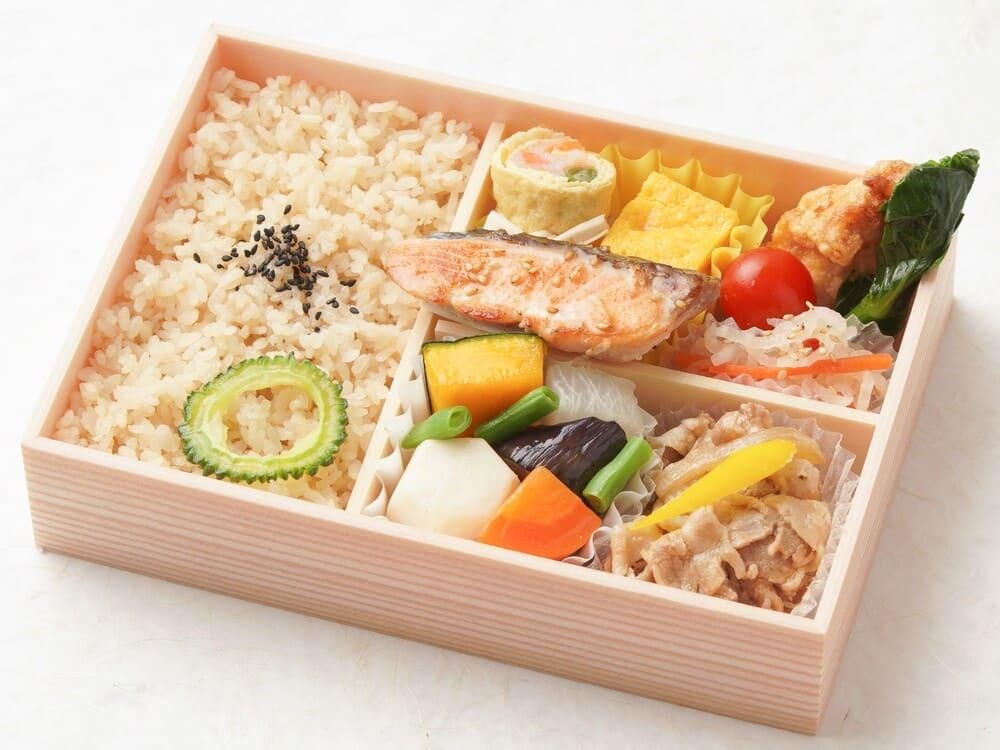 4.鯛ごはんと鮭の南部焼き・生姜焼き幕の内