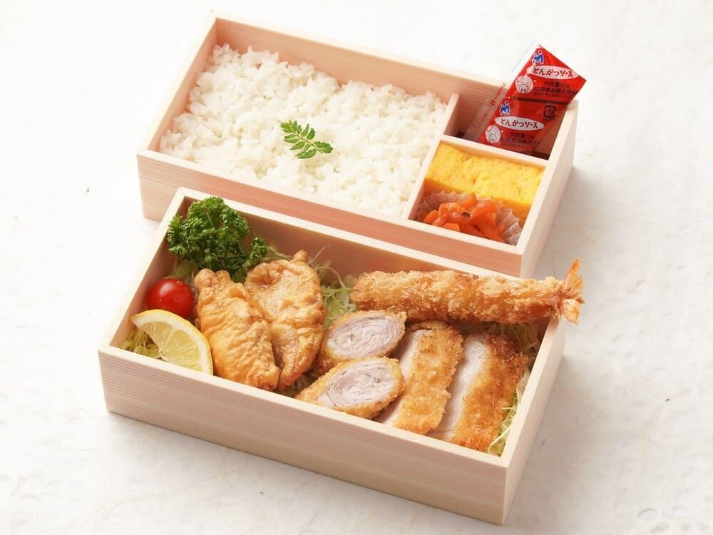 18.彩り四種のフライ二段重(海老フライ・とんかつ・ミルフィーユとんかつ・鶏天)