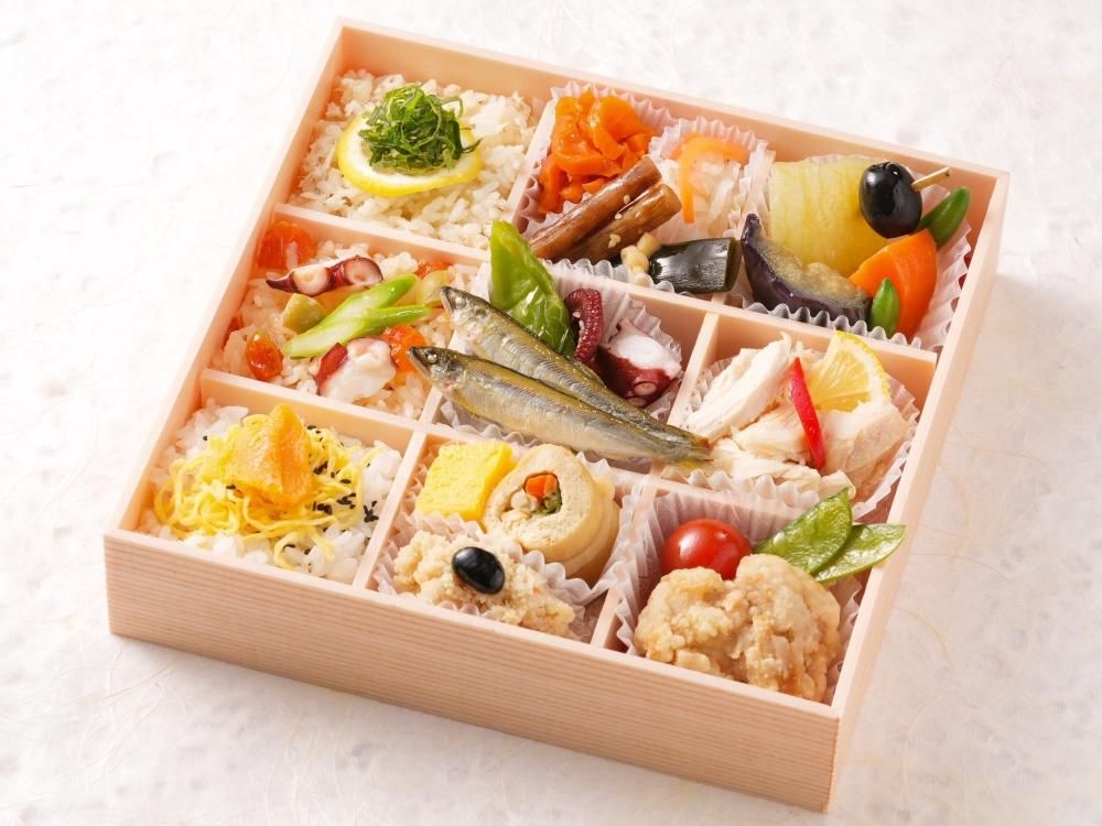 361.【夏限定】旬の鯛塩釜焼き・稚鮎の塩焼きマリネ締め・蛸酢オリーブ風味・蒸し鶏・特製鯛ごはん/蛸ごはん涼風弁当