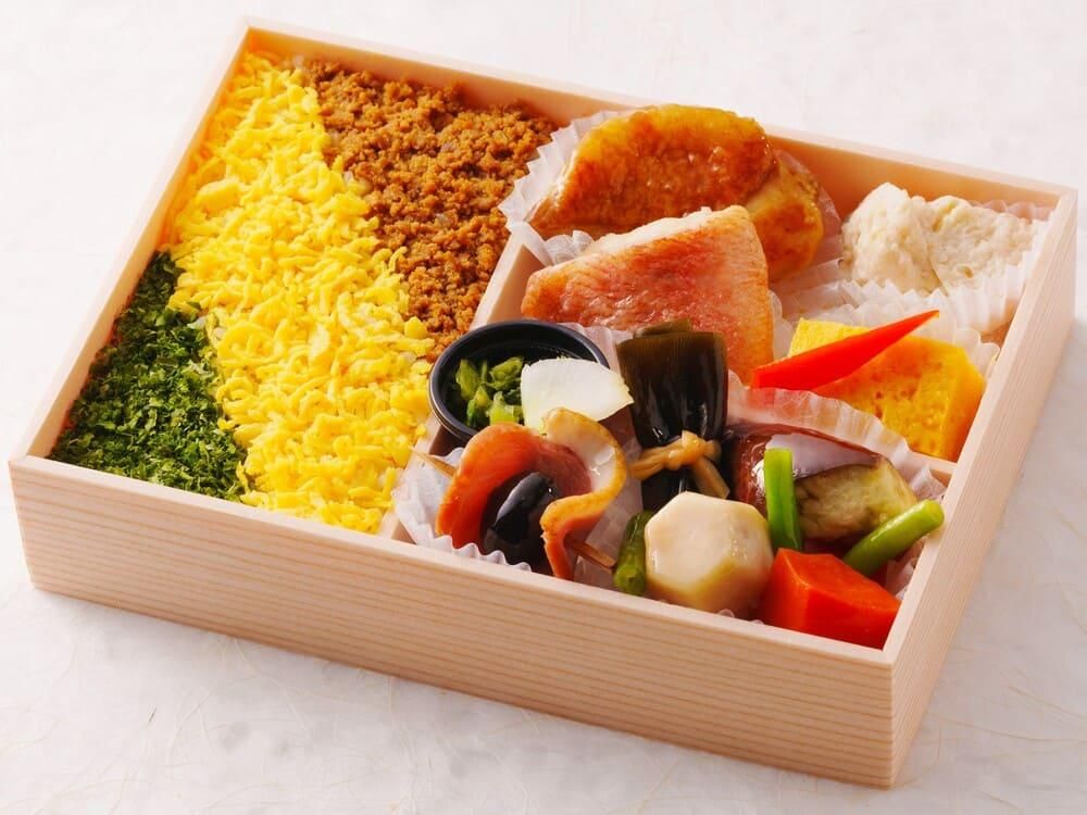 107.地場産鶏の照り焼と赤魚の西京焼(かしわ御飯)の幕の内