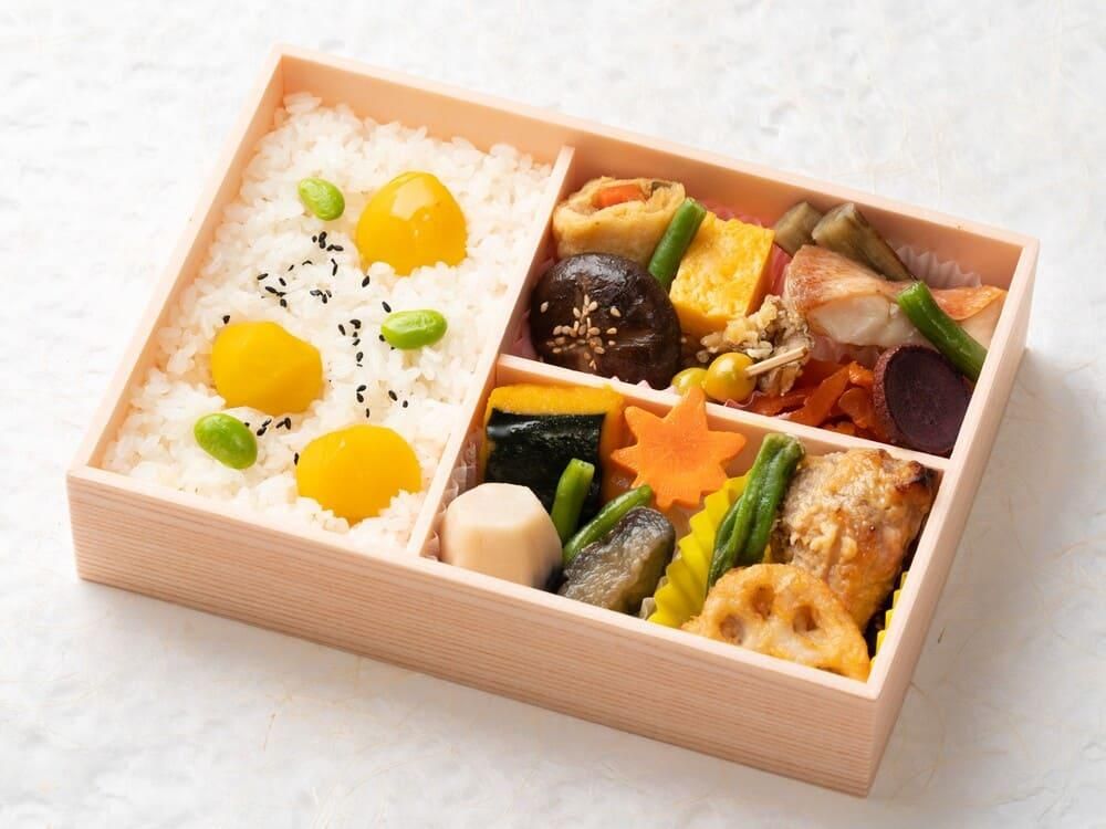 381.【秋限定】舞茸の天婦羅・鶏のシギ焼き・赤魚の竜田焼きの栗ごはん黄葉弁当
