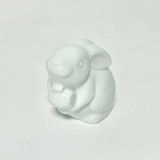 うちでの小槌を抱えたウサギ - 白磁販売専門店 Painter's Garden