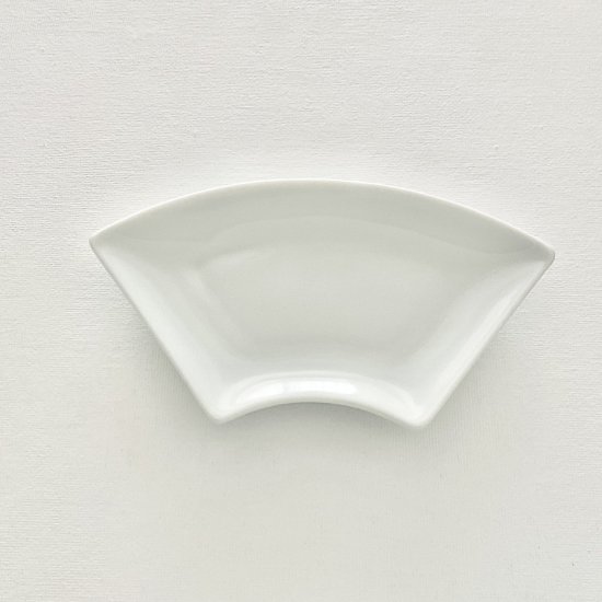 扇子型の小取り皿 - 白磁販売専門店 Painter's Garden｜ポーセラーツ白磁・絵付け用白磁の通販