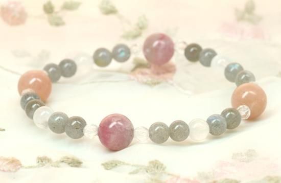 不思議な魅力！ラブラドライトたんのブレスレット！ No.663 ディープグレーラブラドライトブレスレット | 霤 AMADARE