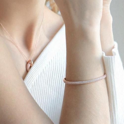 14K エイブル ブレスレット クリスタルストーンを贅沢にパヴェセッティングしたゴージャスデザイン 光を反射し、繊細に煌めく手元を演出 デイリーからパーティーまで幅広く活躍