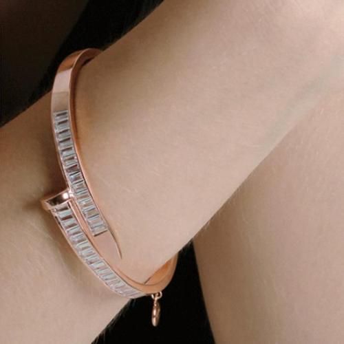 14K ジュリー クリスタル カフブレスレット 独特なカットのキュービックが輝くデザインブレス 流線型フォルムが手首を美しく演出 ハイエンドにもフェミニンにもマッチ