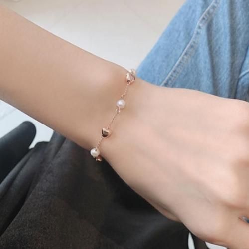 14K ヘレシ 淡水パールブレスレット 華奢なチェーンにハートボールと淡水パールがきらめく可憐なデザイン デイリーにも特別な日にも使いやすい